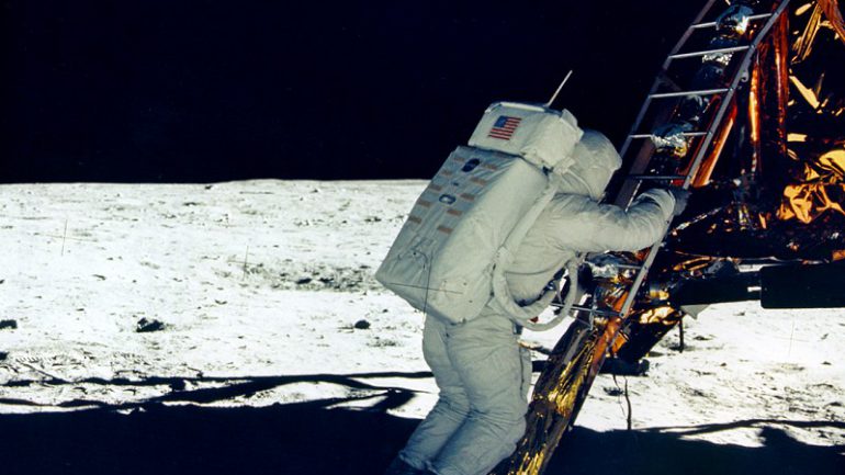 NASA astronaut Buzz Aldrin astumas kuule