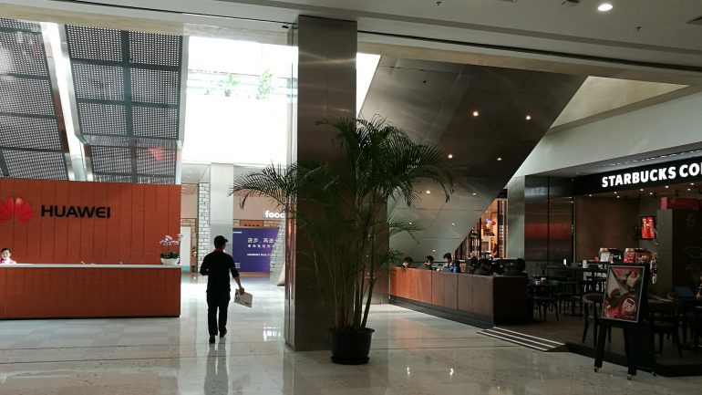Huawei Shanghai arenduskeskuse sees peitub muuhulgas isegi Starbucksi kohvik.