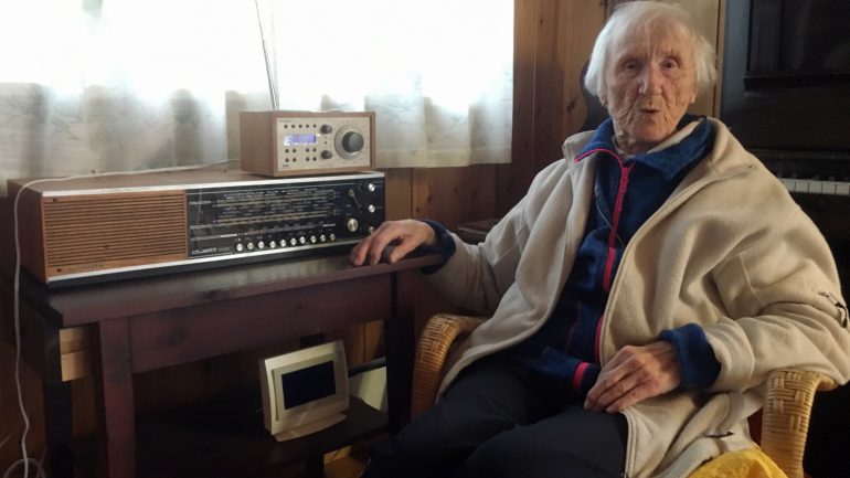 98-aastane Judith Haaland istub oma Stavangeri kodus aastakümneid vana raadio kõrval. Norra läks 11. jaanuaril üle DAB peale ja Haaland peab nüüd saateid kuulama uuest masinast.