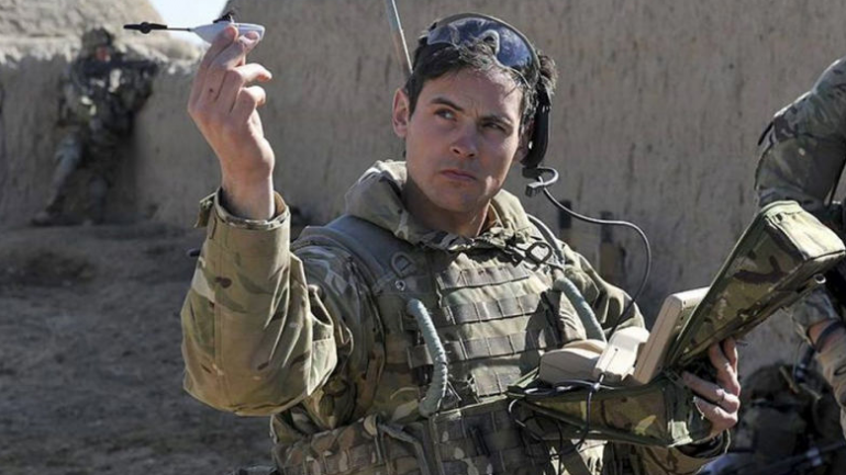 Briti armee seersant Scott Weaver alustab järjekordset missiooni minikopteriga.