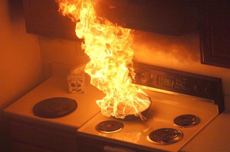 Tulekahju köögis pannil