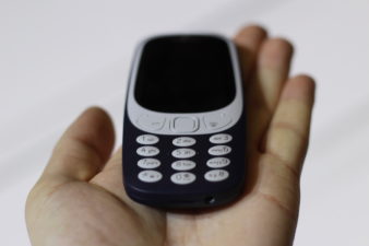 Uus Nokia 3310 on säilitanud ka oma originaalse värvitooni. Foto: Gregor Sibold