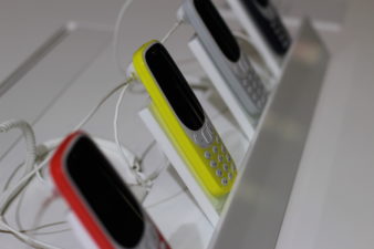 Nokia 3310 on saadaval neljas värvitoonis. Foto: Gregor Sibold
