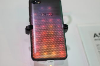 Alcatel tutvustas sel aastal telefoni, mille tagakülg on kaetud LED-tulukestega. Foto: Gregor Sibold
