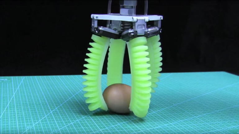 Pehmest materjalist robotkäsi korjab üles muna