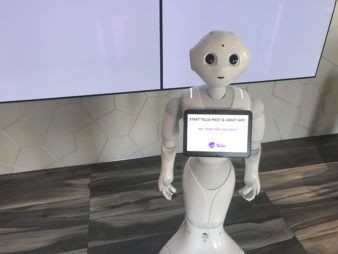 Telia peahoonesse sisenedes tervitab külalisi robot. Foto: Ronald Liive