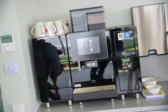 Kohvi ostmine käib üle nutika masina, millel saab maksta kaardi ja mTasku äpiga. Foto: Tanel Meos