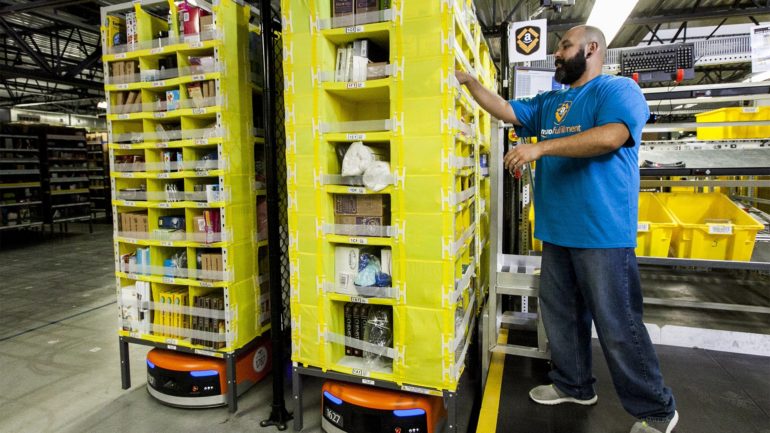 Amazoni töötaja võtab tooteid robotriiulist