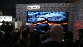 Messikülastajad pildistamas Samsungi telerit Foto: Ronald Liive