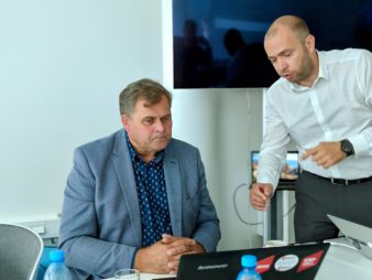 Küberturbe ekspert Klaid Mägi (fotol paremal) jagas õpetussõnu küberhügieeni testi sooritavale riigikogulasele Raivo Aegile (Isamaa). Foto: Ronald Liive