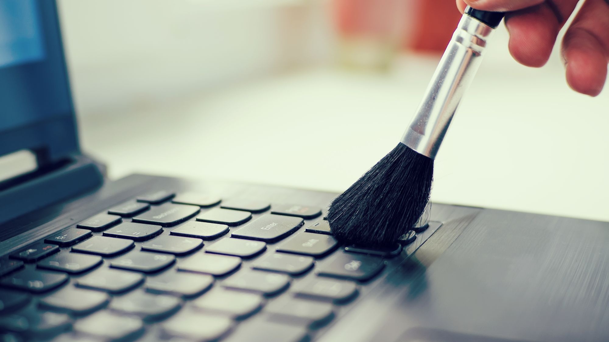 Computer cleaning. Забота о компьютере. Кисточка для очищения клавиатуры черная.