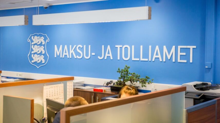 Fotol on maksu- ja tolliameti teenindusbüroo. Sinist värvi seinal seisab Eesti Vabariigi vapp ning tekst "maksu- ja tolliamet".