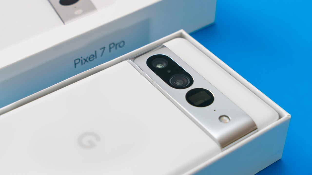 Kasutajad kurdavad: Google Pixel 7 kaameraklaas läheb iseenesest katki, süüdi võivad olla kerged külmakraadid thumbnail