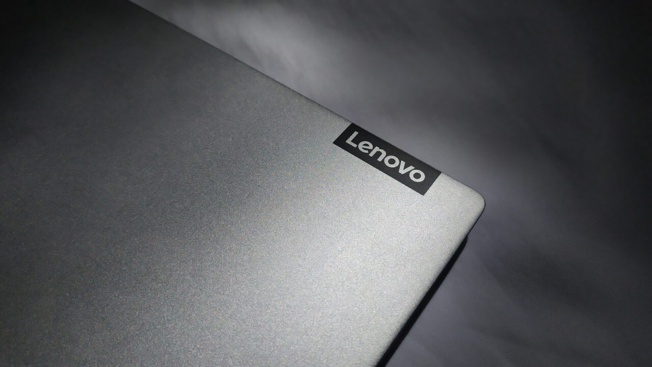 Lenovo demonstreeris sülearvutit, mille ekraani saab nupulevajutusega suurendada thumbnail