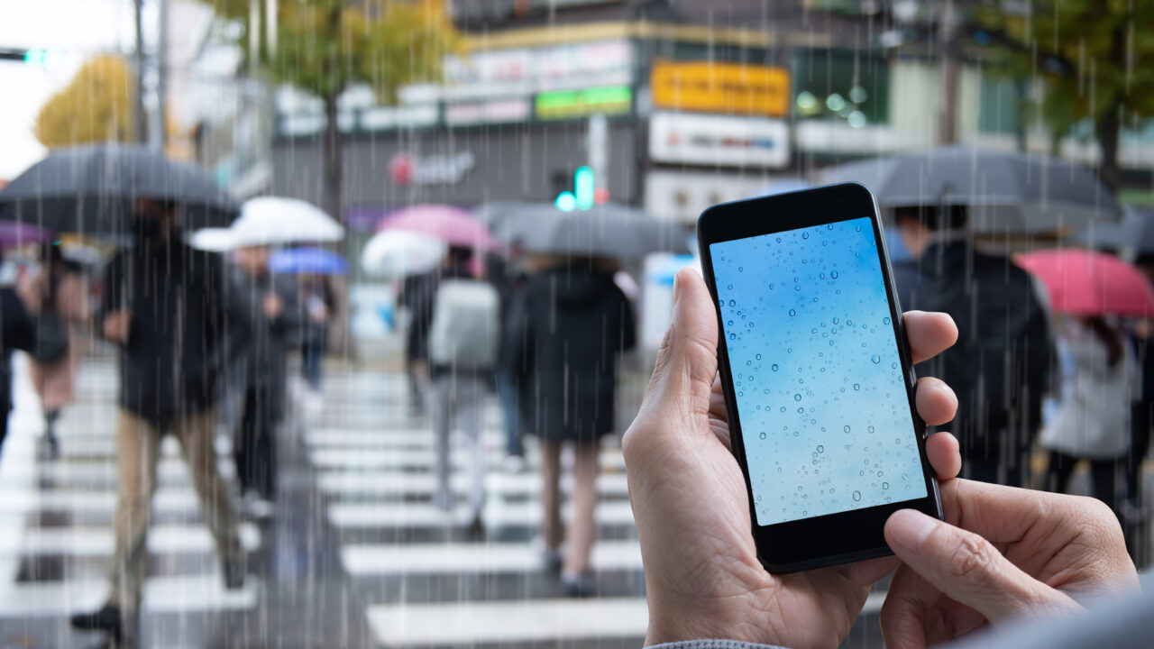 Telefon võib niiskuskahjustuse saada nii suure vihmavalingu kui ümber läinud kohvitassi tõttu. Isegi higist läbi imbunud spordiriiete taskus olemine võib seadet kahjustada. (c) Foto: Shutterstock