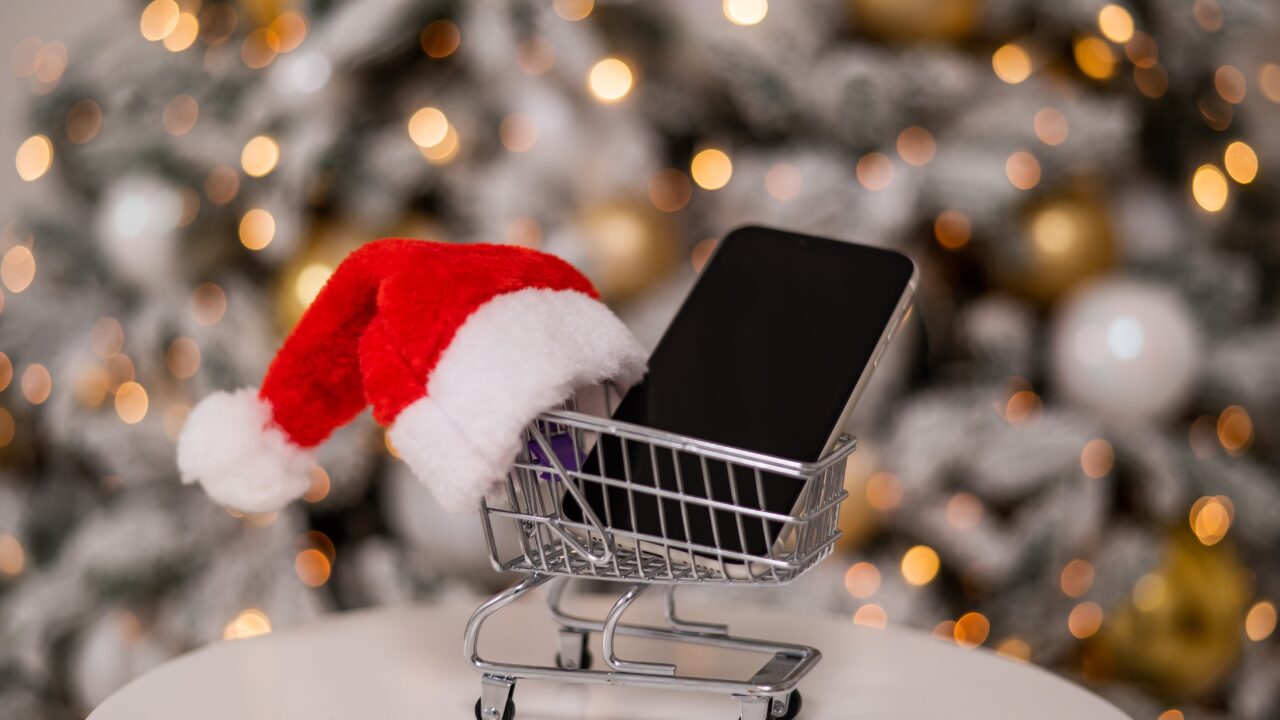 300 euri soodsam iPhone ja poole hinnaga kodunett. Kuidas jõulupakkumistega raha kokku hoida? thumbnail